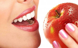 Стоматолог перечислил самые вредные для зубов продукты