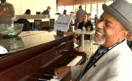 С миру по нитке пианист собрал более 60 тыс чаевых благодаря незнакомцу