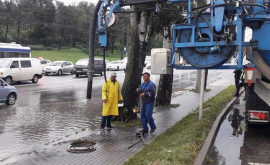 Servicile municipale intervin în sectoarele capitalei pentru a înlătura consecințele ploilor