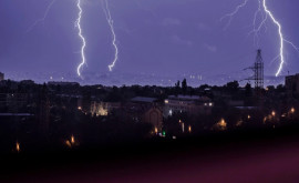 Imagini spectaculoase cu fulgerele din această noapte care au băgat în sperieți Chișinăul