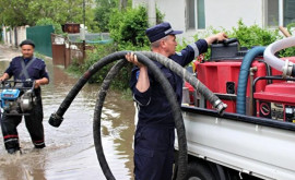 Сотрудники ГИЧС проводят спасательные работы в пострадавших от дождей районах