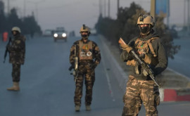 Sute de membri ai forţelor de securitate se predau talibanilor la Kunduz