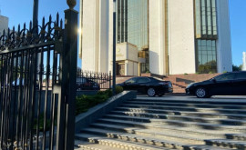 Журналисты выслеживающие Козака у здания администрации президента заметили любопытную вещь