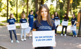 Флешмоб в Кишиневе молодых людей призывают стать посланниками неподкупности