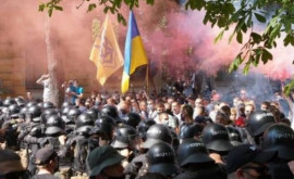 У офиса Зеленского началась потасовка между националистами и полицией