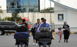 Numeroşi afgani încearcă cu disperare să fugă din ţară