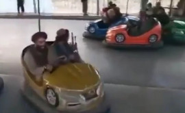 Imagini neobișnuite din Afganistan Talibanii se dau în mașinuțe cu arma în mînă și în carusel