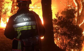 Pompierii francezi se luptă să ţină sub control un incendiu de vegetaţie lîngă oraşul de coastă SaintTropez