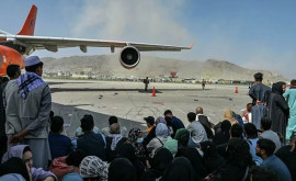 Reuters В результате давки и стрельбы у аэропорта Кабула погибли 12 человек