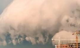 Un nor uriaș a acoperit un oraș din Ucraina Explicația fenomenului rar VIDEO