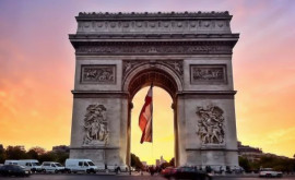 Arcul de Triumf din Paris împachetat în cadrul unei instalaţii artistice