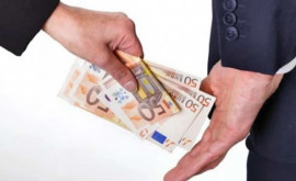 Двое мужчин и женщина попались на взятке в 700 евро