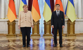 Zelenski ia înmînat lui Merkel cea mai înaltă distincție din Ucraina