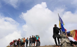 Всплеск популярности пика Молдовяну Туристы выстроились в очередь