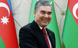 Президент Туркменистана заложил золотую капсулу золотой лопатой