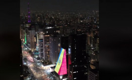 O clădire din Brazilia iluminată în culorile drapelului Republicii Moldova