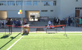 Teren de fotbal proaspăt renovat inaugurat la un liceu din capitală