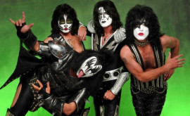 Тур группы Kiss отложили изза положительного ковидтеста Джина Симмонса