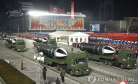 Ким Чен Ын устроил посреди ночи военный парад
