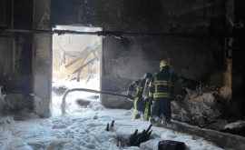 Incendiu în capitală 40 de salvatori au luptat cu flăcările