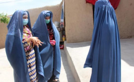 Femeile afgane protestează împotriva codului vestimentar impus de talibani