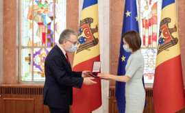 Președintele Maia Sandu ia conferit Ordinul de Onoare Ambasadorului Republicii Franceze Pascal Le Deunff
