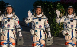 Trei astronauţi chinezi au revenit pe Terra