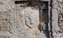 На стене крепости Четатя Албэ установили копию герба Молдавского княжества ФОТО