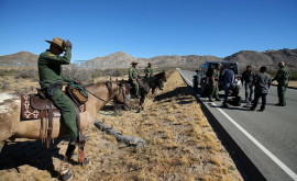 Американские пограничники кнутом отгоняют мигрантов на границе с Мексикой