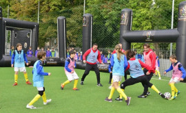 В Кишиневе ученики лицея сыграли со звёздами мирового футбола ФОТО