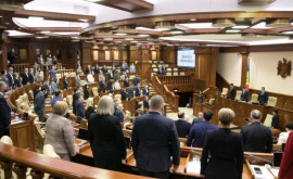 Deputații au ținut un minut de reculegere în memoria victimelor atacului armat la Universitatea din Perm