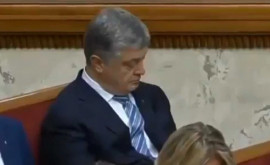 Порошенко уснул во время голосования за отставку спикера Верховной Рады