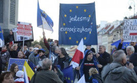 Десятки тысяч поляков вышли на акции в поддержку членства в ЕС