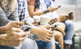 Dependenți de internet Cît timp stau tinerii pe rețelele de socializare