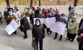 В Бельцах пенсионеры устроили акцию протеста перед офисом ПДС