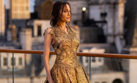 Angelina Jolie lovește din nou Diva este fabuloasă întro creație Valentino