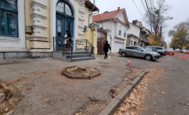 Straie noi pe strada Sciusev Ceban Lucrările de reabilitare a trotuarului au început