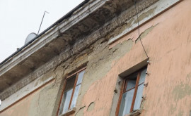 Жильцы дома в Кишиневе встревожены аварийным состоянием фасада