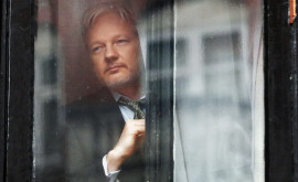 Julian Assange îl dă în judecată pe ministrul britanic de externe