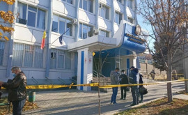 В полицию поступило сообщение о взрывных устройствах в двух зданиях суда в Кишиневе