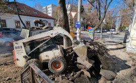 В центре столицы полным ходом идёт ремонт тротуаров на улице Щусева 