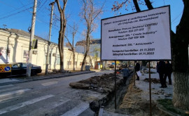 На улице Александра Бернардацци ремонтируют тротуар