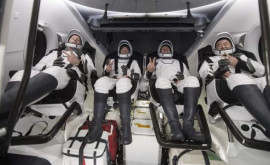 Cei patru astronauţi care au ajuns la bordul ISS întîmpinaţi cu îmbrăţişări şi selfieuri