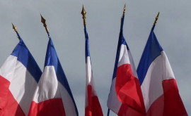 Макрон изменил цвет флага Франции