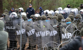 Беларусь обвинили в вооружении штурмующих границу мигрантов