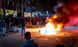 Proteste violente împotriva lockdownului în Olanda Sînt răniți