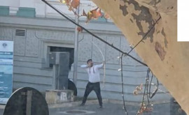 Un tînăr a încercat să tragă cu arcul în clădirea Primăriei Chișinău