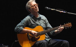 O chitară care ia aparţinut lui Eric Clapton vîndută la licitaţie