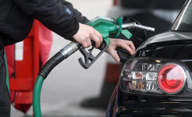 Бензин и дизтопливо продолжают дешеветь в Молдове