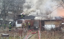 Incendiu puternic în Capitală O casă părăsită a fost cuprinsă de flăcări